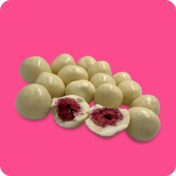 Gefriergetrocknete Himbeeren in weißer Schokolade